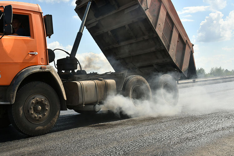    Больше всего времени уделили наболевшей для челнинцев проблеме — засилью грузовиков в черте города. Автоград и его округа обновляются: по периметру Челнов растут новые дороги, внутри строятся новые объекты, и крупнотоннажные самосвалы стали частыми гостями на улицах Фото: «БИЗНЕС Online»