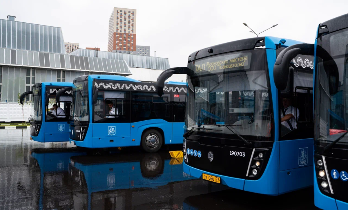 Автобусы свао. Автобус Москва. Автобусный парк. Электробус Москва. Автобус Мосгортранс.