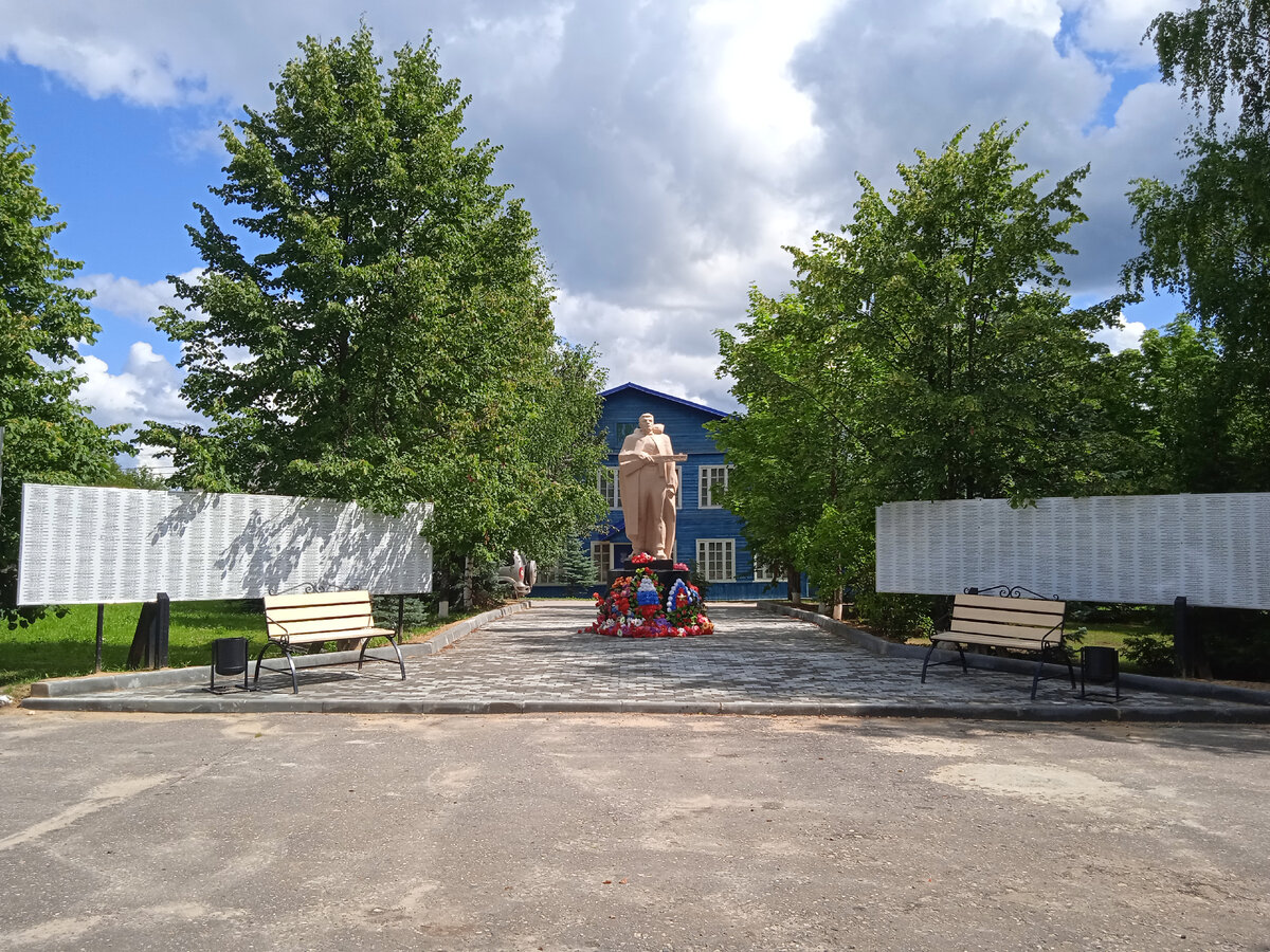 Мемориал Победы на площади перед музеем. Фото автора.