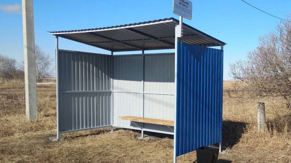     В Крутинском районе Омской области после проверки прокуратуры оборудованы остановки общественного транспорта.