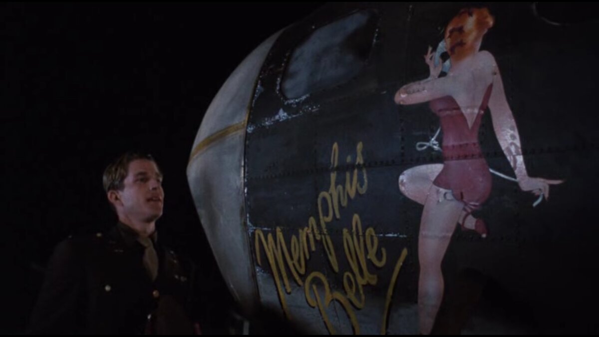 Эмблема "Мемфиской красотки" на носу самолета. Кадр из фильма