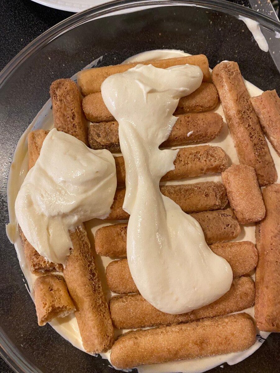 В миску добавляем слой крема, затем - слой печенья и опять слой крема 