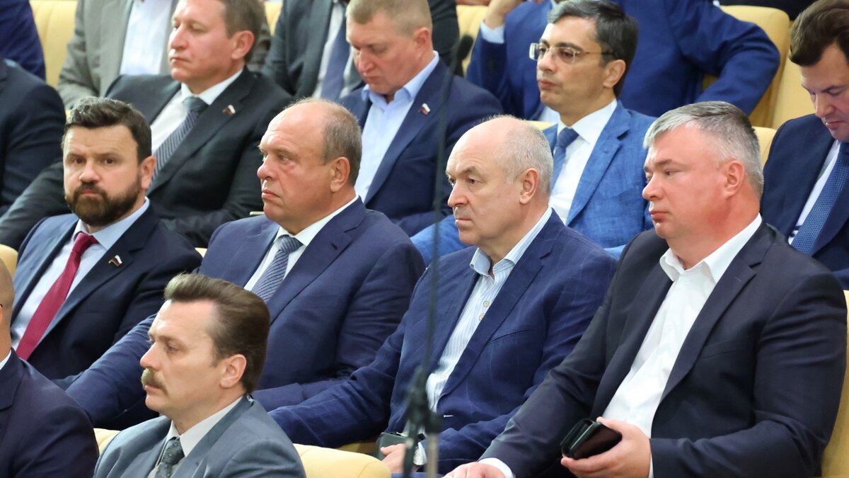     В ходе итогового собрания фракции состоялось подведение итогов весенней сессии Государственной Думы РФ. «Единая Россия» стала инициатором 40 процентов законопроектов, направленных на выполнение поручений главы государства по поддержке участников СВО и их семей.