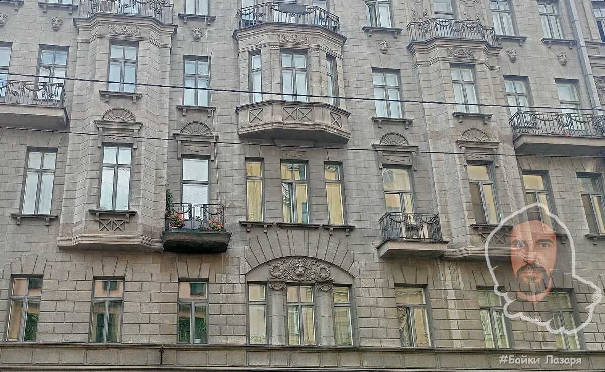 Множество маскаронов львов на фасаде здания