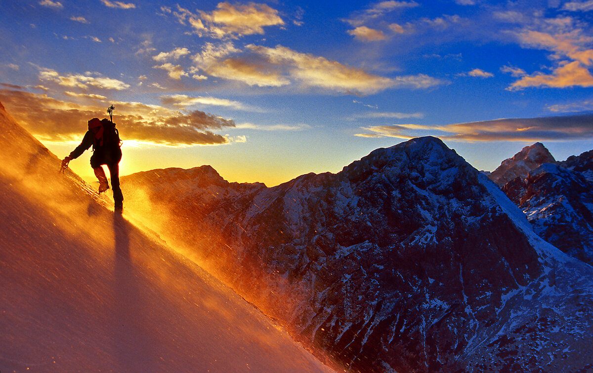 Дорога вверх. Трудная дорога. Интересная жизнь. Путь человека. Человек идет по дороге.