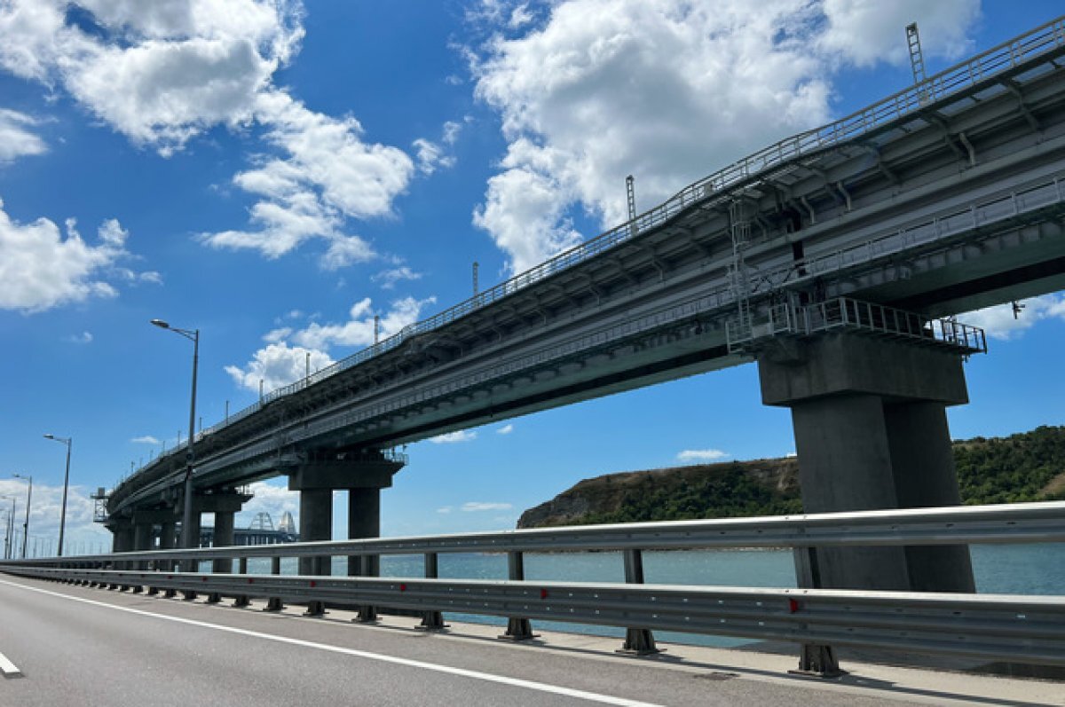    Движение транспорта по Крымскому мосту в сторону Кубани временно перекрыли