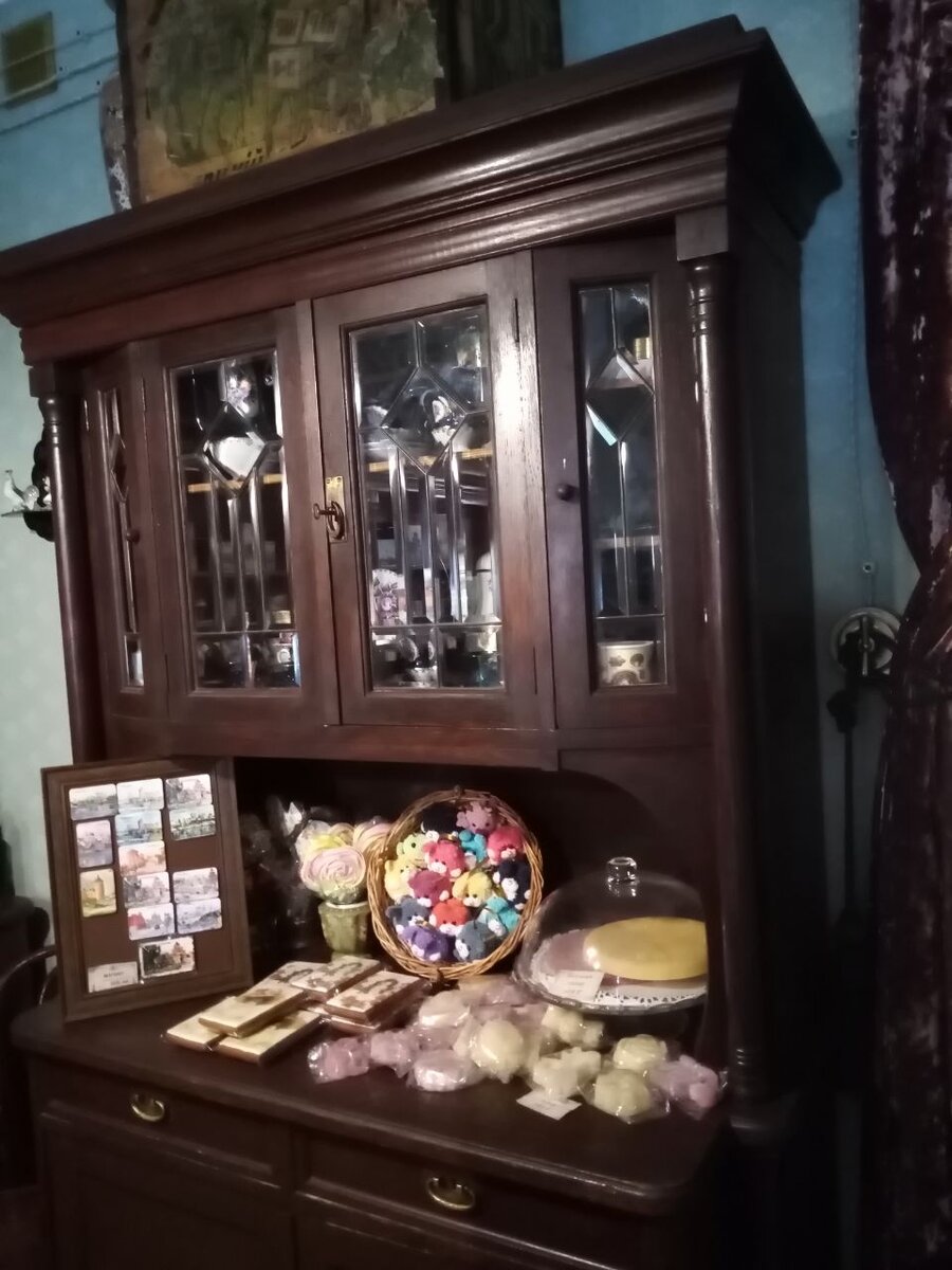 Старинный буфет со сладостями