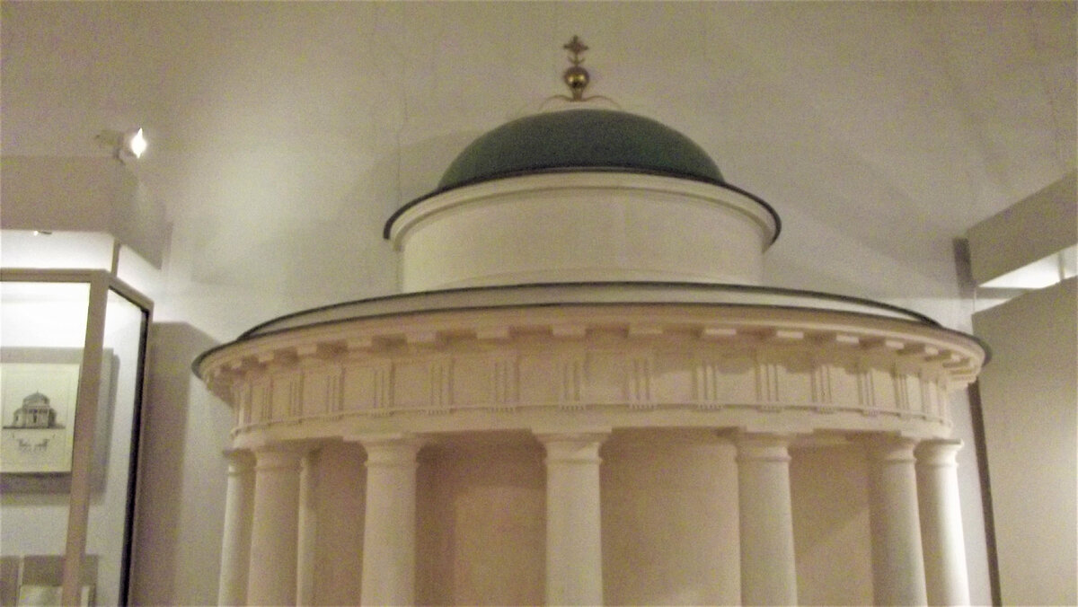            Фото из личного архива автора. Макет Никольской церкви. В кадр только часть попала. Вот куда этот макет перенесли, не знаю. Находился на втором этаже музея. Сейчас там все залы совершенно пустынные