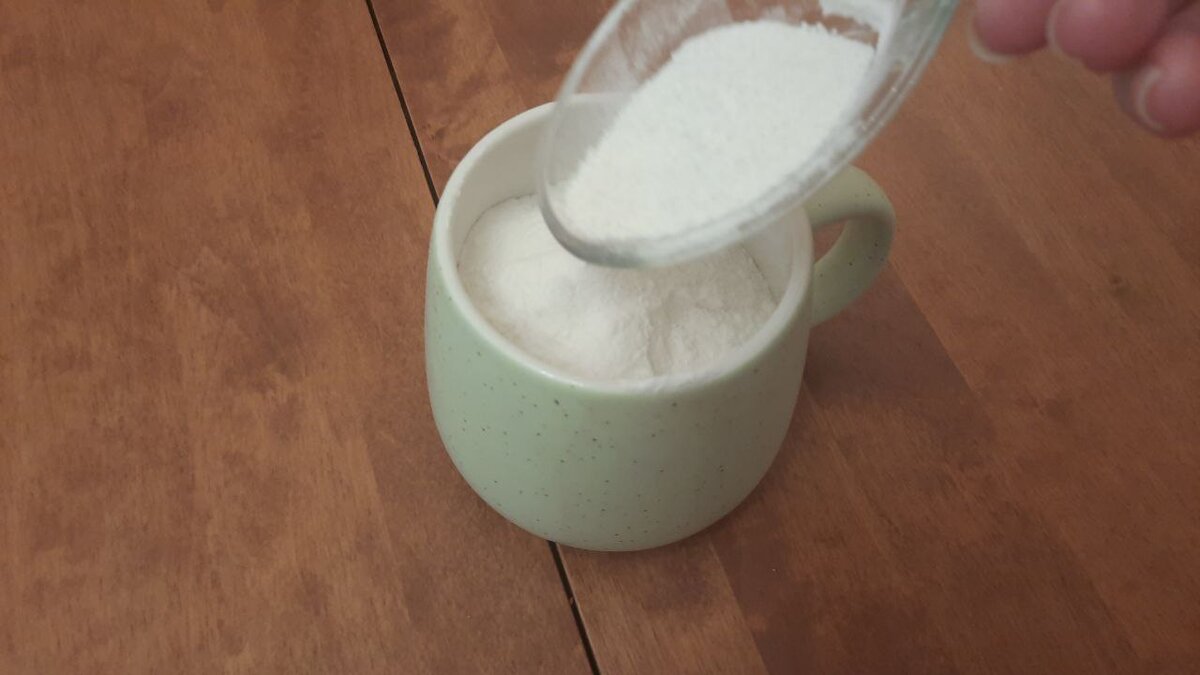 Смешиваю разрыхлитель с мукой