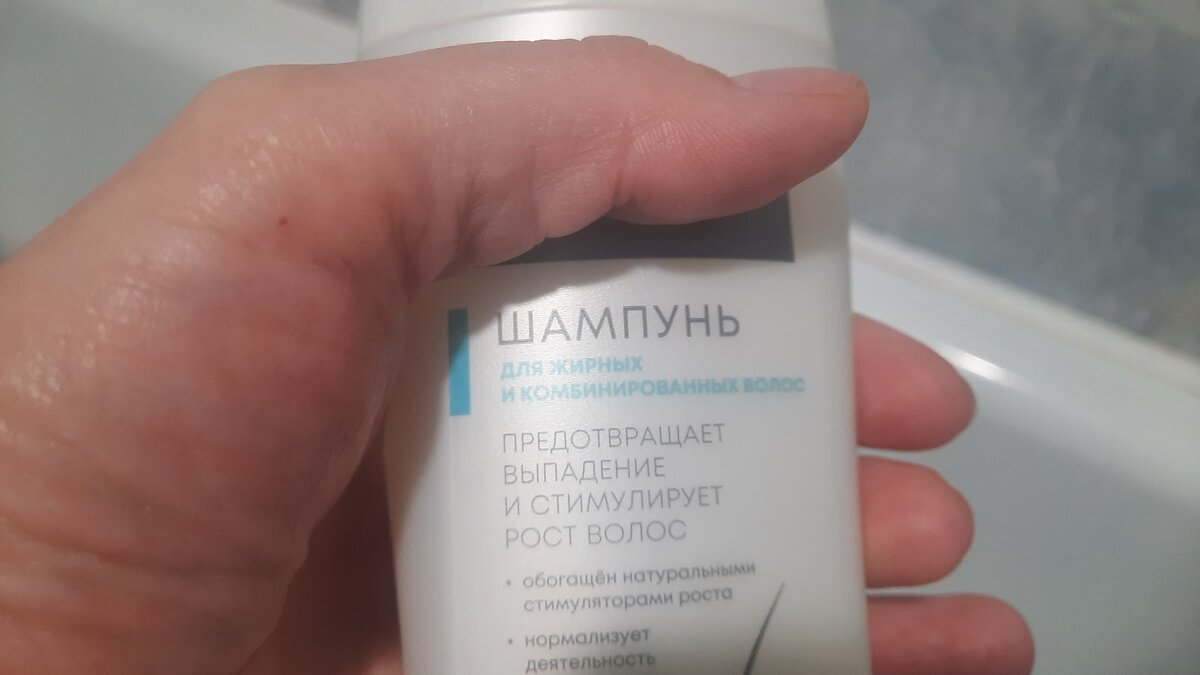 Раньше мои полки в ванной ломились от различных средств для волос. Точнее для их густоты, красоты и блеска.  Одно средство обещало, что мои волосы будут расти в три раза быстрее.-2