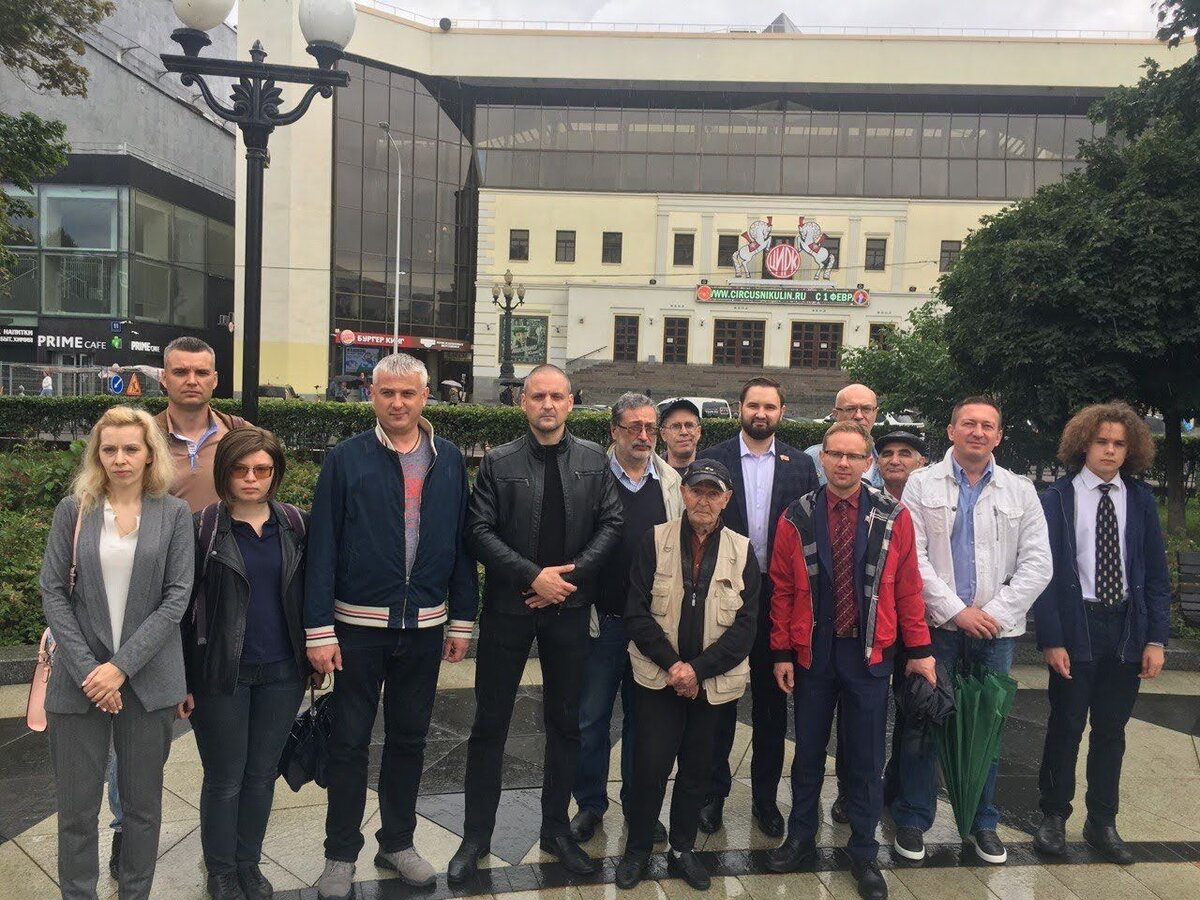  четвертый и пятый слева Николай Степанов и Сергей Удальцов соответственно внимание которым,мы уделим более всего