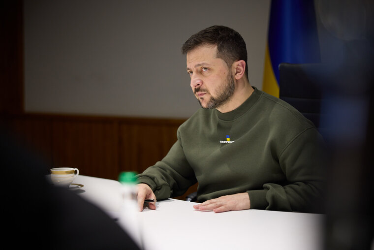   Владимир Зеленский показал российским военным нахождение штаба ВСУ в Днепре, пишет Asia Times