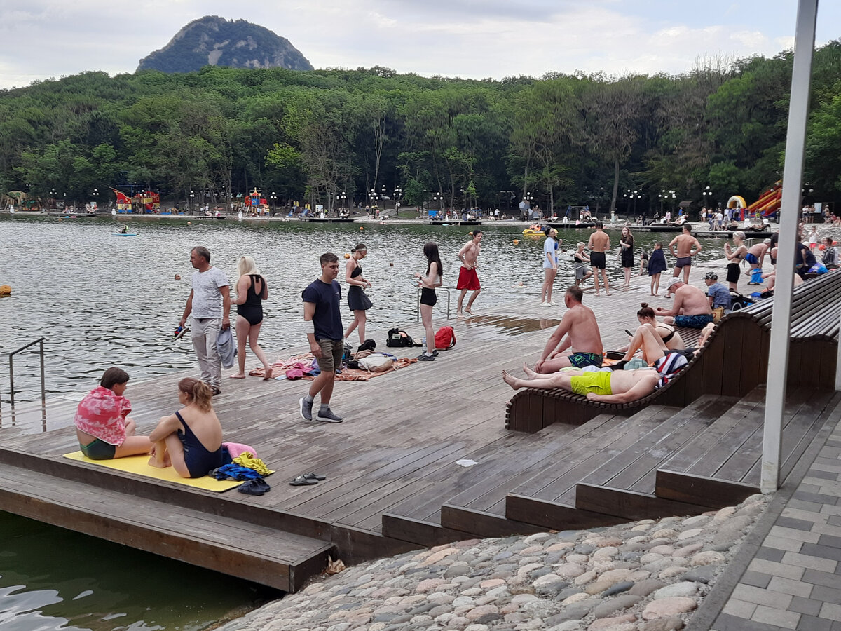 Купаются ли в озере в железноводске. Железноводск озеро. Железноводск озеро для купания. Черепаха в озере Железноводска. Железноводск домики на озере.