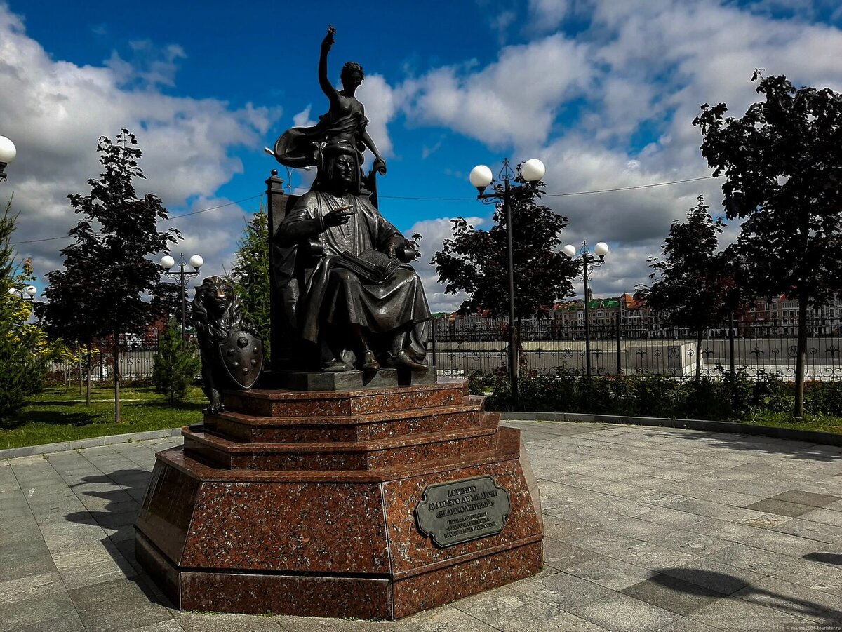 Парк основан на пожертвования меценатов города в 2012 году, сегодня является живописным местом для прогулок горожан и достопримечательностью города.

Компактный, благоустроенный Итальянский парк примыкает к Воскресенской набережной и входит в территорию площади Республики и Пресвятой Девы. Главным элементом паркового комплекса стала красивая аллея, засаженная рядами кленов и изысканная скульптурная композиция, посвященная Лоренцо де Медичи, главе Флоренции.

Итальянский парк стал настоящим символом возрождения и процветания Республики, а также знаменует собой период нового развития народного искусства и культуры и возобновления традиций меценатства.