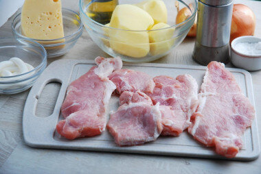 Как сделать мясо по-французски классически в духовке с картошкой? Подготовьте необходимые ингредиенты по списку. Свинину берите без костей. Картошку очистите и ополосните. Луковицу берите одну среднего размера или две маленького. Сыр может быть любой, главное, чтобы качественный и хорошо плавился. Майонез для этого блюда можно сделать самостоятельно. В конце рецепта есть ссылка на каталог рецептов домашнего майонеза.