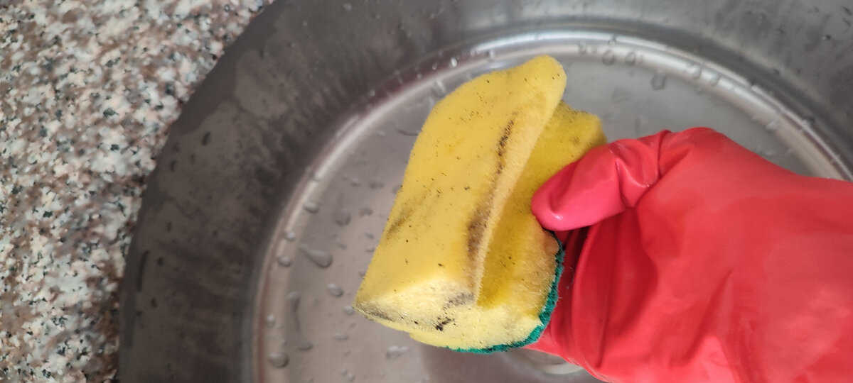 Губка после обработки ободка раковины, прдыдущая обработка была неделю назад