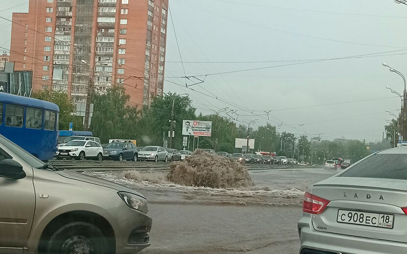    Гейзер на Кирова, остановка трамваев, провал: как пережил Ижевск утренний ливень