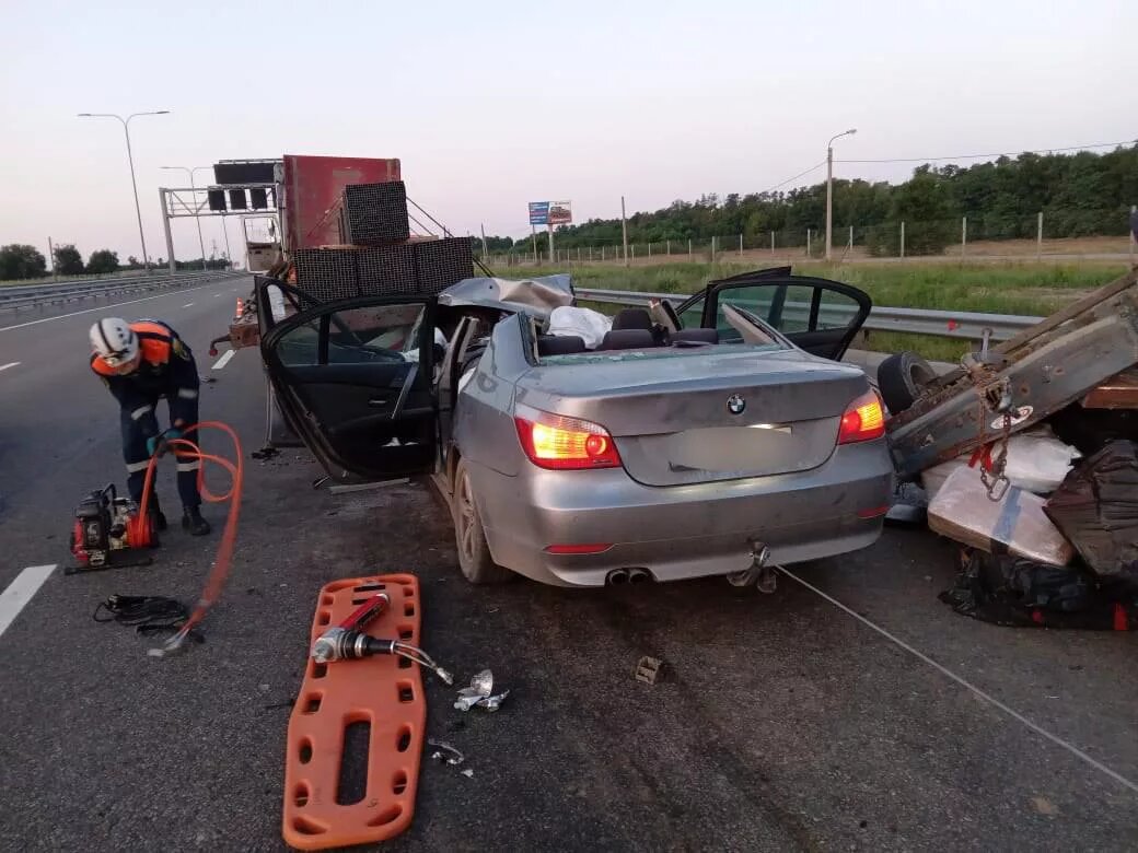 На трассе в Ростовской области BMW распилили на части | Газета ПИК | Дзен