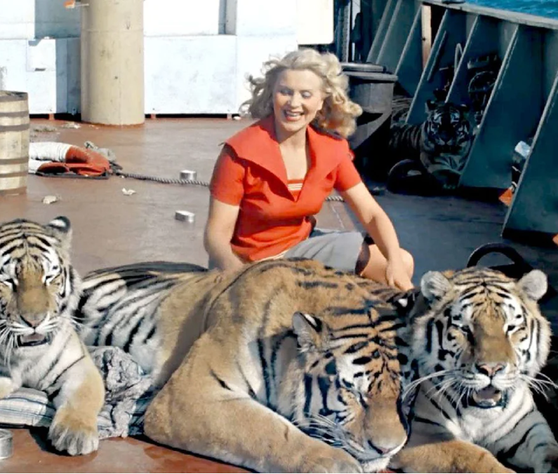 Полосатый рейс Марианна. Маргарита Назарова актриса. Маргарита Назарова и Пурш. Кадры из фильма полосатый рейс. Полосатый рейс режиссер