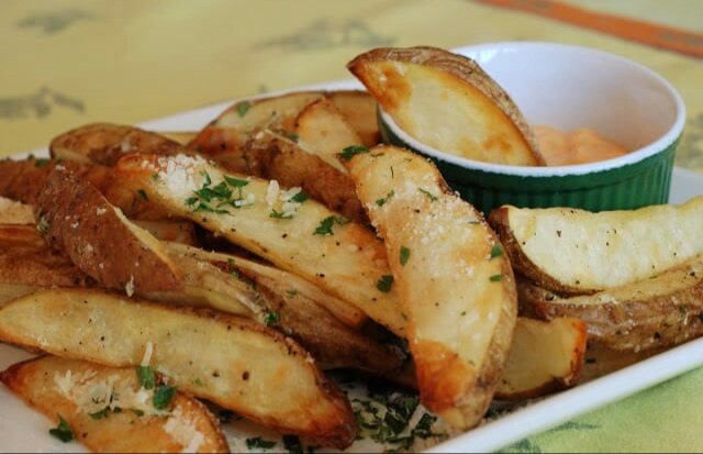 Запеченные картофельные дольки со взбитым лаймовым соусом 