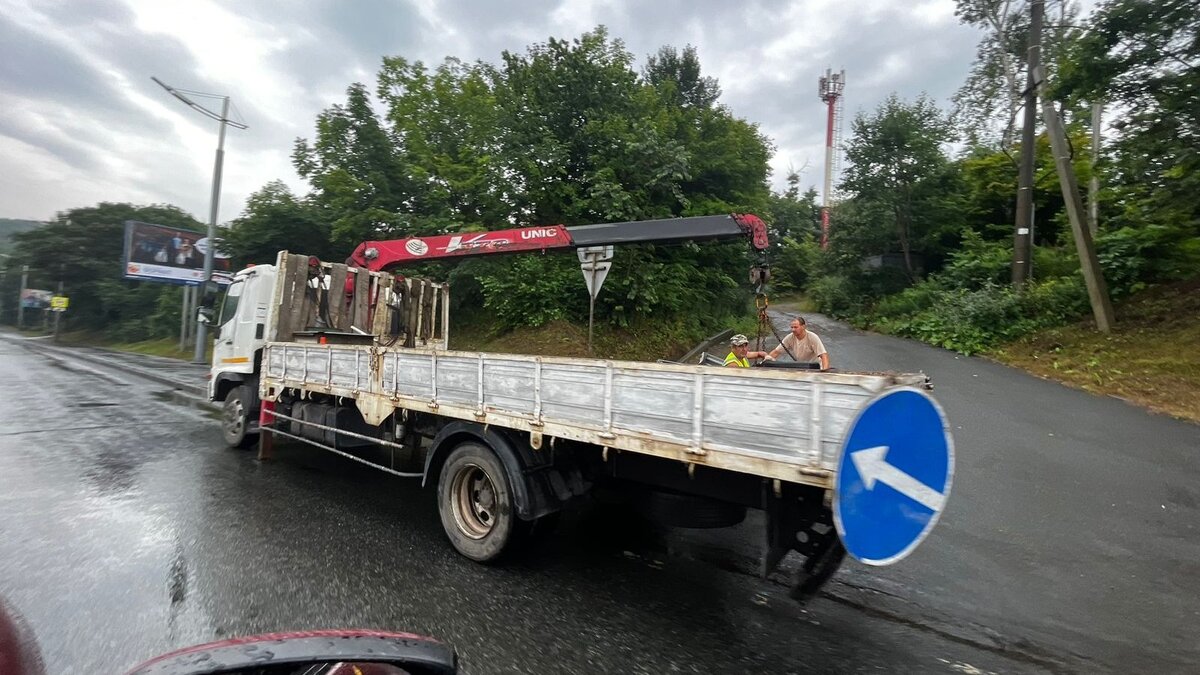     Во Владивостоке ограничили автомобильное движение по трассе Седанка-Патрокл в сторону острова Русский. Это решение приняли из-за ДТП с большегрузом и осадков в городе.