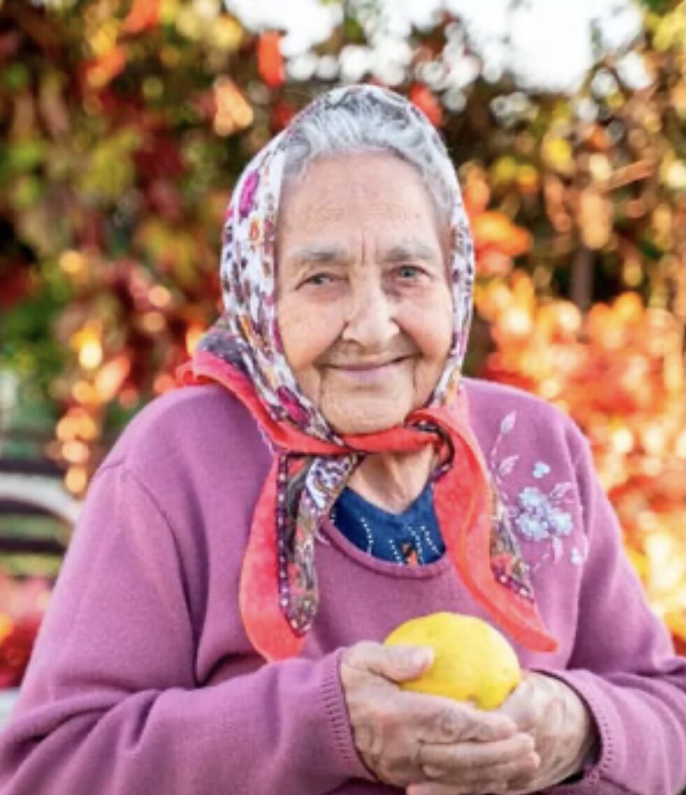 бабка говорит по русски. пенсионерка в деревне. бабка сказала. бабушка подмигивает. тамара ивановна спиричева.
