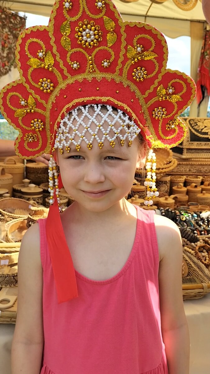 Кокошник примерили)