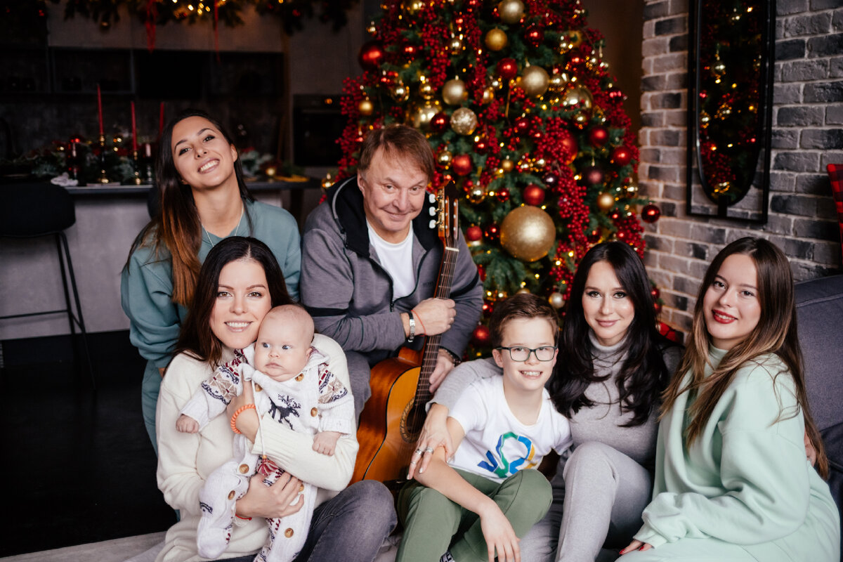 Моя семья: я, муж, три дочери, сын и внучка