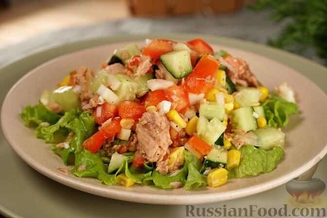 тунец консервированный, помидоры, огурцы, кукуруза консервированная, листья салата, лук репчатый, яйца, масло оливковое, уксус, соль, перец чёрный молотый