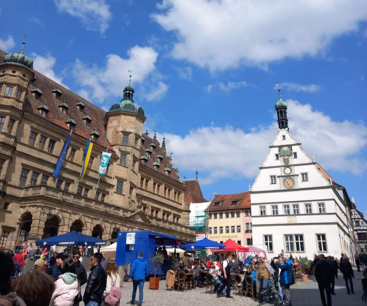 Слева Ратуша, справа трактир. И какой-то городской праздник 