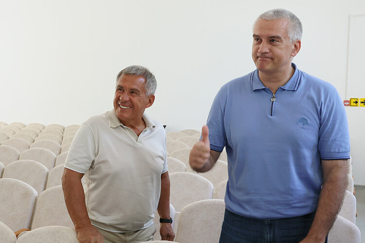    Рустам Минниханов вместе с Сергеем Аксеновым открыл обновленные при поддержке Татарстана клуб и сквер «Казанский» в поселке Форос в Крыму Фото: rais.tatarstan.ru