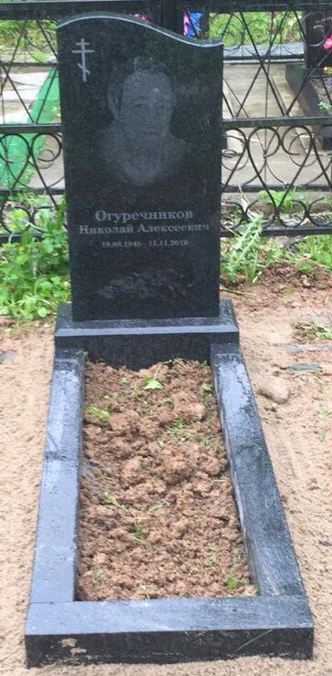 Гранитный памятник для мужчины