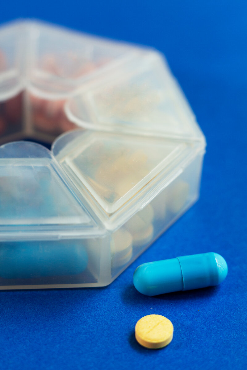 Изображение от <a href="https://ru.freepik.com/free-photo/pill-box-arrangement-still-life_38306605.htm#query=%D0%BB%D0%B5%D0%BA%D0%B0%D1%80%D1%81%D1%82%D0%B2%D0%B0&position=5&from_view=search&track=sph">Freepik</a>