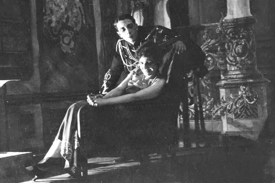 Сцена из «Сибиллы» в исполнении актеров Наталии Тамары и Николая Радошанского. Фотография была опубликована в журнале «Театр и искусство» 4 июня 1918 года, а затем выпущена в виде почтовых карточек./Репродукция. ФОТО автора