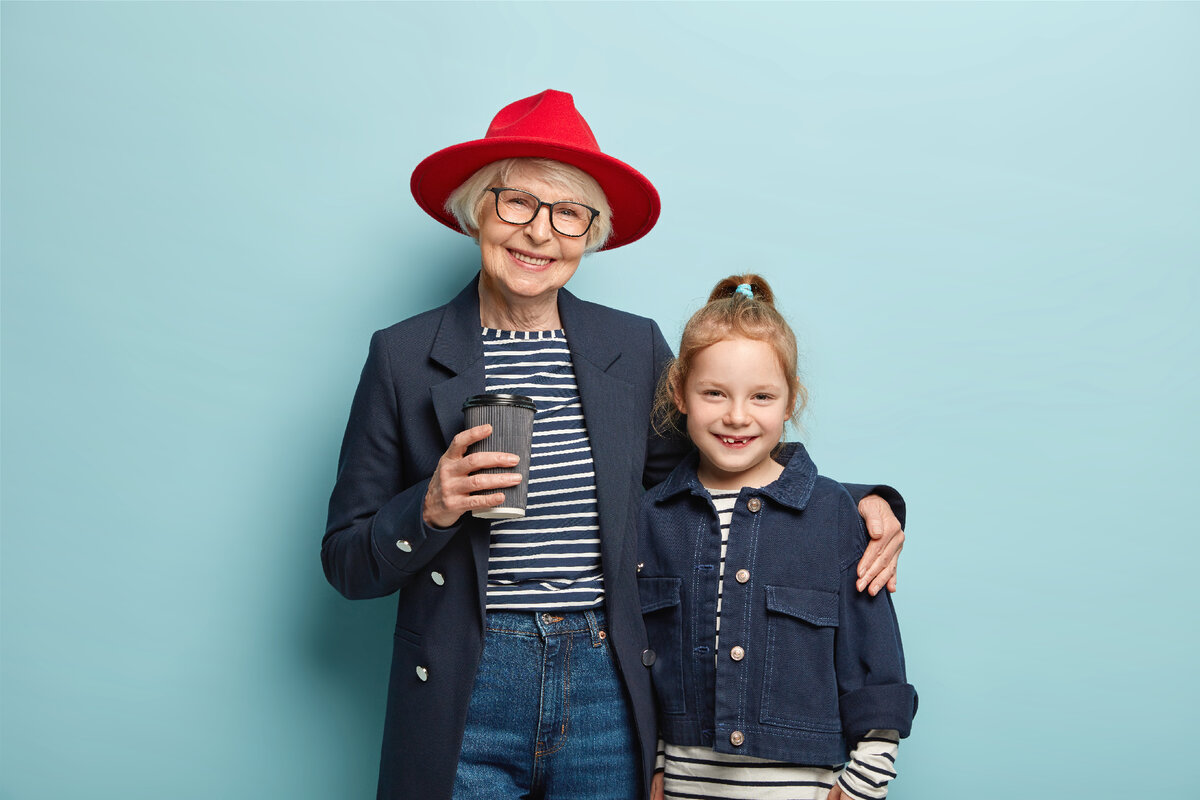 <a href="https://ru.freepik.com/free-photo/horizontal-view-of-cheerful-grandmother-wears-red-stylish-hat-black-jacket_11633795.htm#query=%D0%B2%D0%B7%D1%80%D0%BE%D1%81%D0%BB%D1%8B%D0%B9%20%D0%B8%20%D1%80%D0%B5%D0%B1%D0%B5%D0%BD%D0%BE%D0%BA&position=2&from_view=search&track=ais">Изображение от wayhomestudio</a> на Freepik