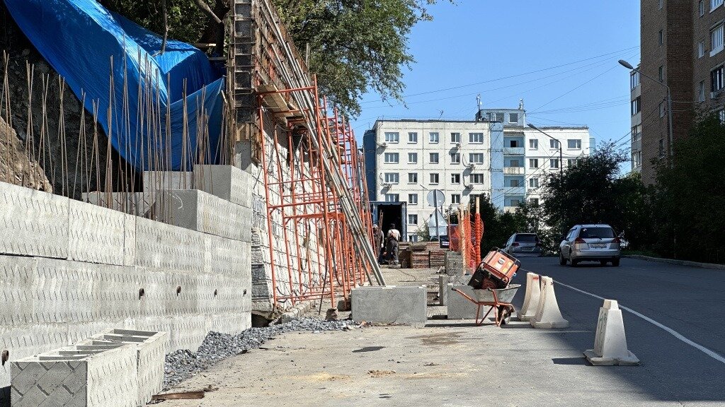    Капитальный ремонт подпорной стены в районе улицы Пушкинская, 52 продолжается. Сейчас рабочие приступили к монтажу бетонных блоков.