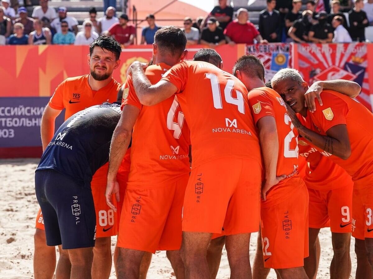    Футболисты петербургского "Кристалла"© Фото : Пресс-служба клуба "Кристалл"