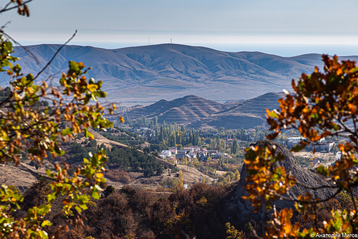 В центре снимка село Солнечная долина.