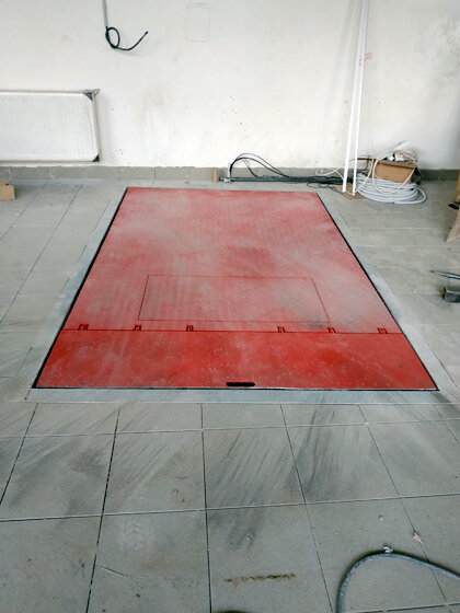 Платформа стола на уровне пола