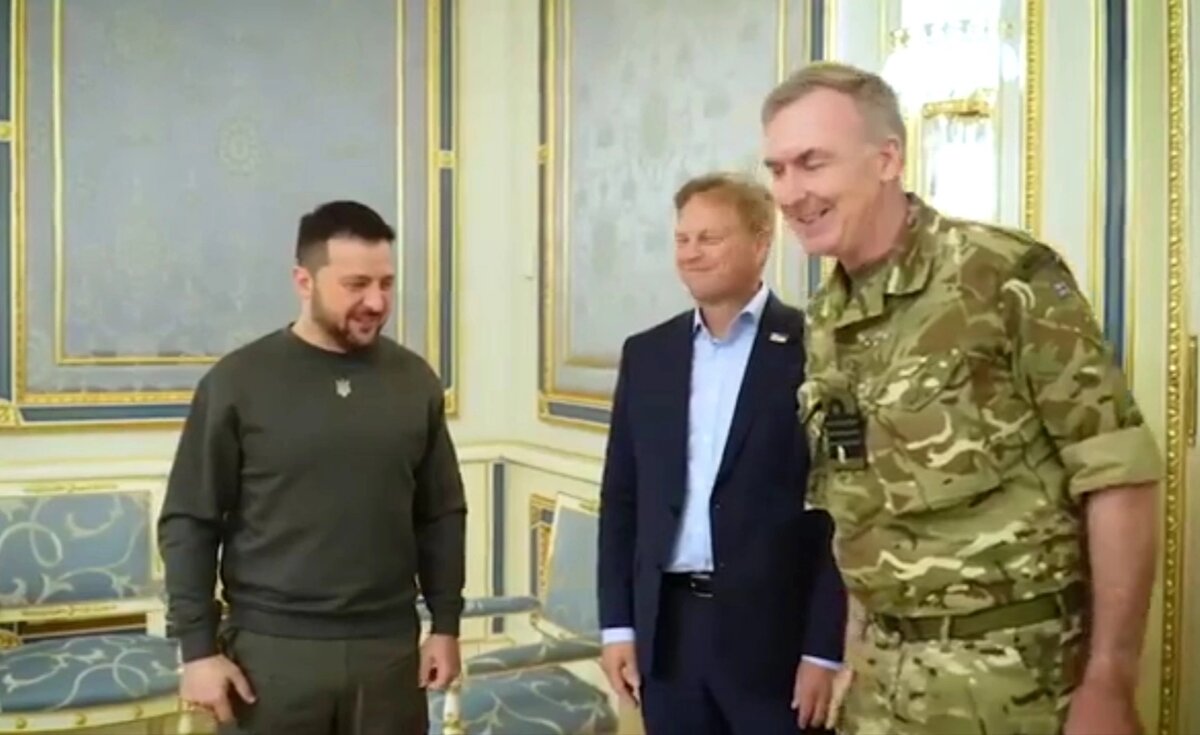 Новый министр обороны Великобритании Грант Шаппс посетил страну У. Но любопытнее присутствие на этой встречи человека в военной форме.