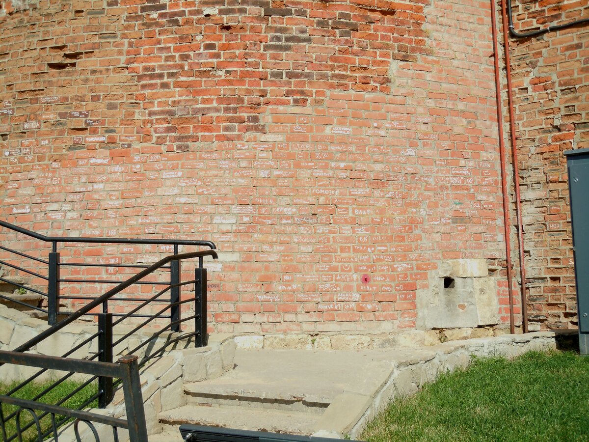 Ну вот, оползень около Северной башни, т. е. рядом с фуникулёром. Фото из репортажа с сайта NN.-27