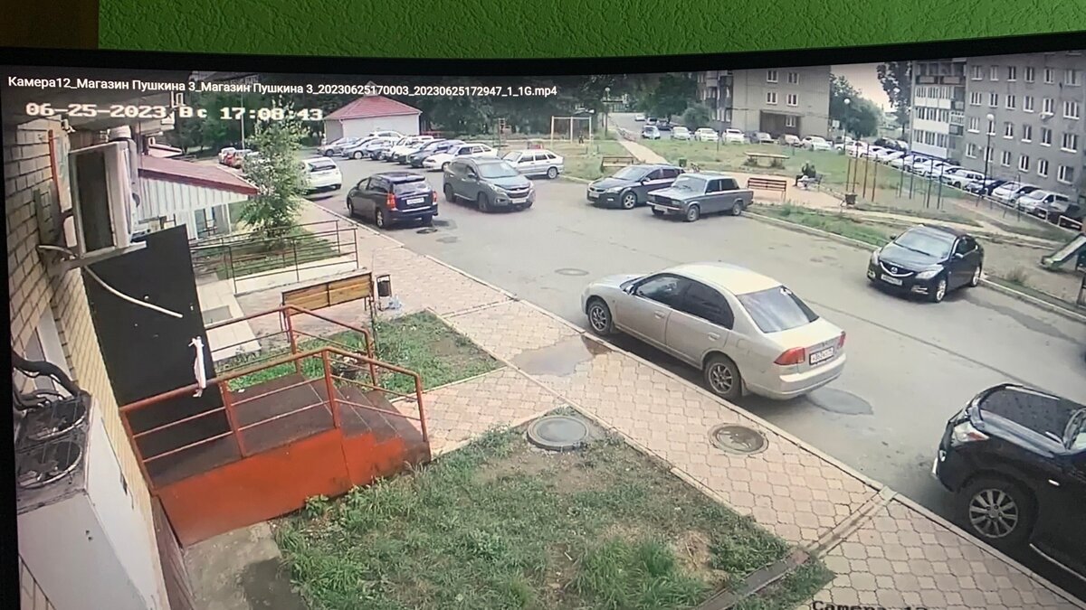     В Абакане на Пушкина, 3 неизвестный стрелял из пневматики. В этот момент во дворе сидели люди. Сейчас полиция ищет стрелка.