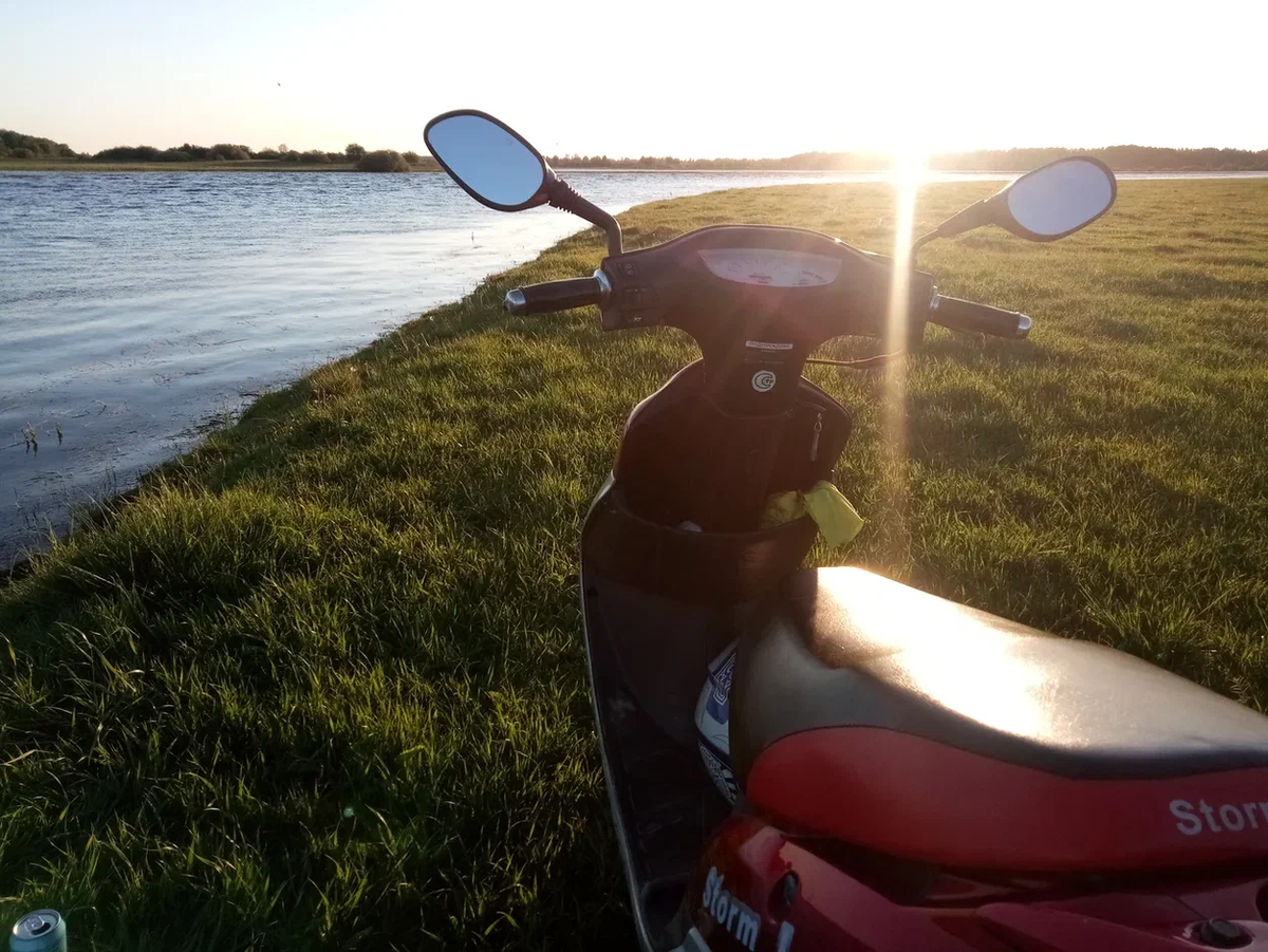 Мой мопед на рыбалке.