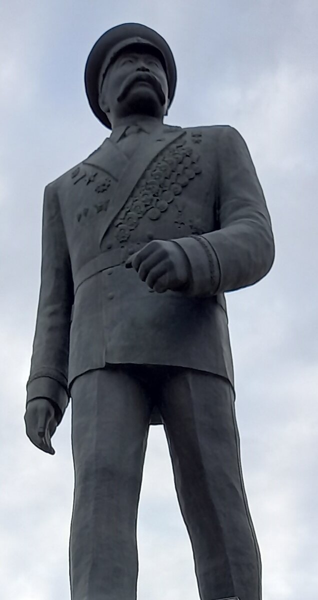 Памятник Городовикову Б.Б. в Элисте