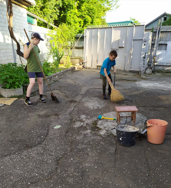 Ежедневный фотоотчёт от бабушки. Ёжики подметают двор.