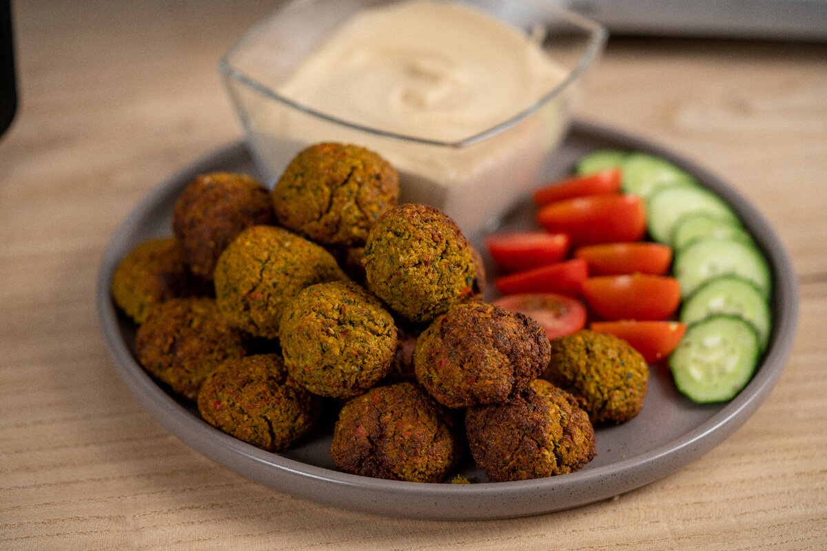 Если нужна мягкая текстура, то все ингредиенты можно перебить в блендере до однородной массы