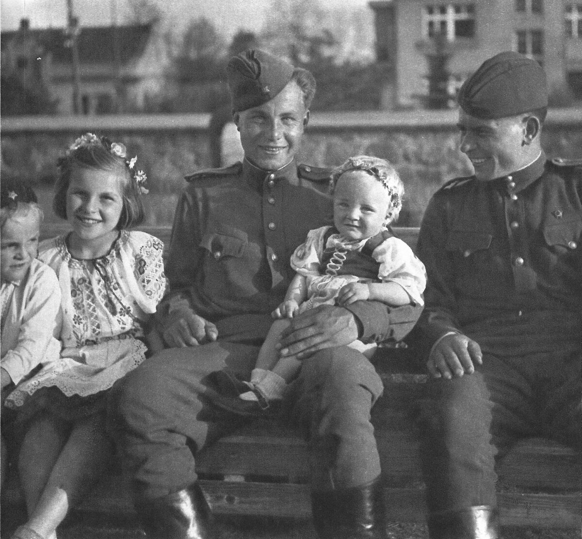 Советские офицеры с чешскими детьми в освобожденной Праге, май 1945 года / Фотограф Й. Трейбал