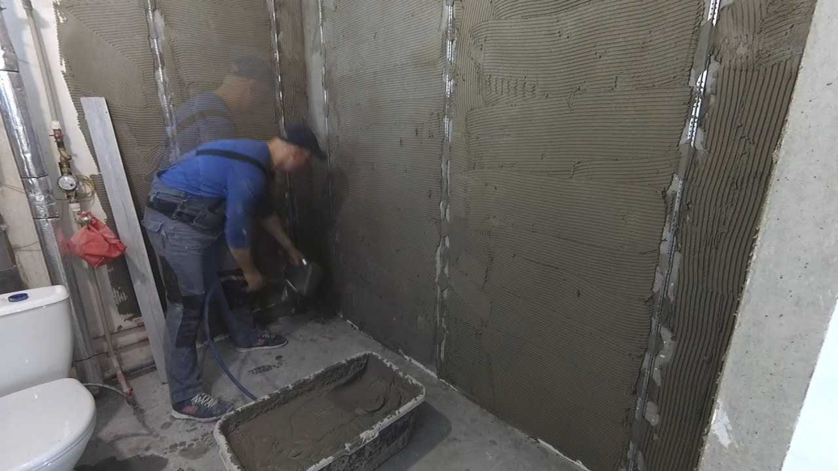Кривая стена в ванной. Штукатурка стен ЦПС по маякам. Штукатурка цементная для санузлов. Штукатурка стен в ванной. Выровнять стены в ванной.