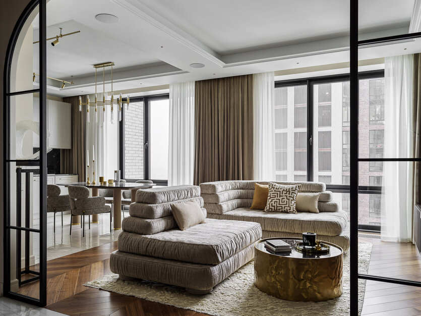 Общий вид гостиной. Диван, Bollu. Подушки, Enere. Журнальный стол, Cosmorelax. Декор, Moon Stores. Портьеры, студия «Стильные текстильные». Трековые светильники, «Центрсвет».