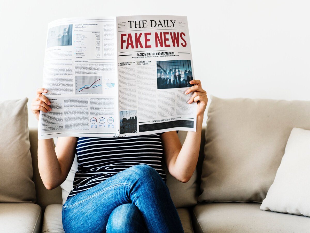 Девушка читает fake news // CC0 / unsplash